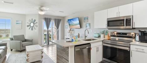 冷蔵庫、電子レンジ、オーブン、コンロ