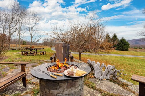 Catskill Park Farm by Avantstay Huge Yard, Fire Pit Near Windham Ski Resort
