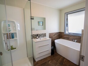 Shower, hair dryer - At The Beach - Pohara Holiday Home (Takaka)