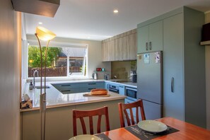 Jääkaappi, mikroaaltouuni, uuni, astianpesukone