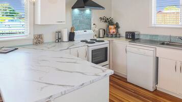 Kühlschrank, Mikrowelle, Geschirrspüler