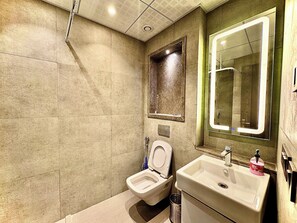 Dusch, hårtork, bidé och handdukar