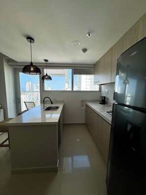 Kjøleskap, kokeplater, kaffetrakter/tekoker og kjøkkenutstyr