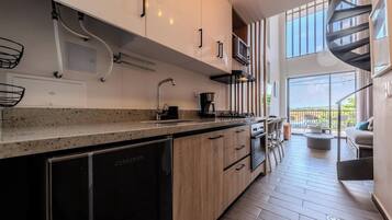 Mikrowelle, Ofen, Herdplatte, Wasserkocher mit Kaffee-/Teezubehör