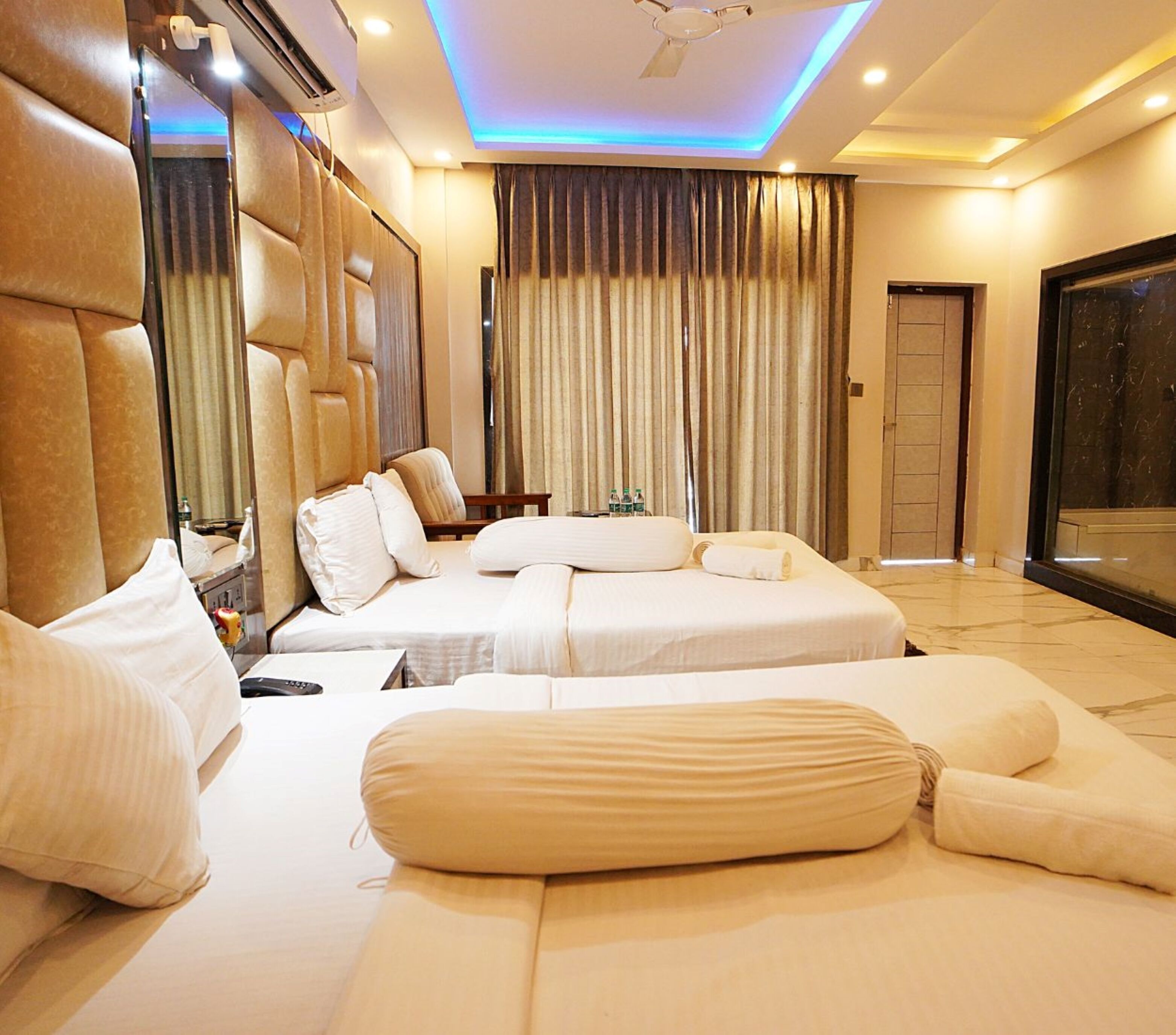 Family Club room with Balcony | 高档床上用品、迷你吧、特色装  修、特色家居