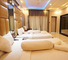 Family Club room with Balcony | 高档床上用品、迷你吧、特色装修、特色家居