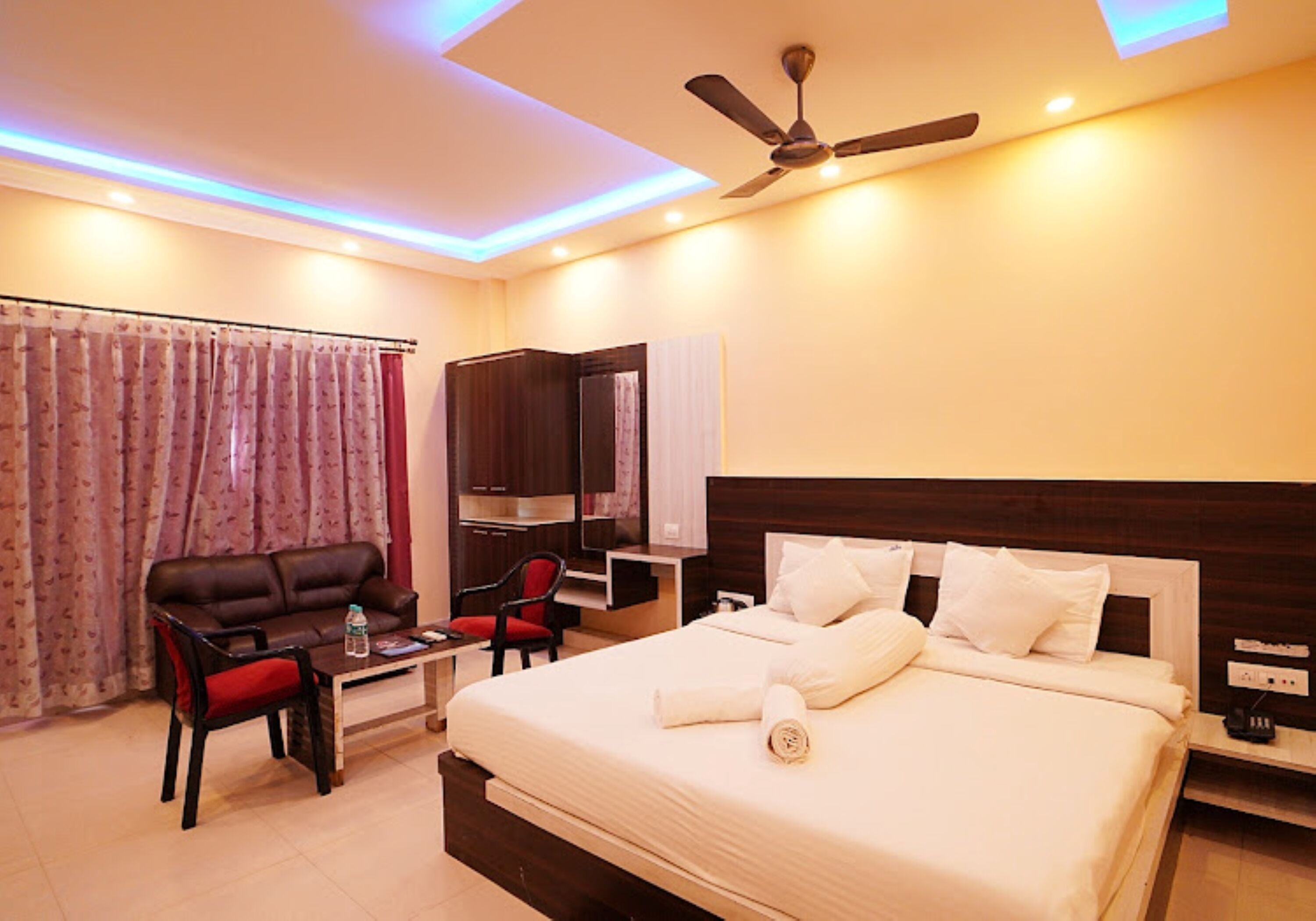 Pool View Cottage | Ylelliset vuodevaatteet, minibaari, yksil öllisesti sisustettu