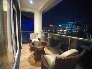 Suite Studio Familiale, vue piscine | Balcon