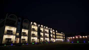 Majoituspaikan julkisivu illalla/yöllä