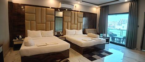 Family Club room with Balcony | Literie de qualité, minibar, décor unique, ameublement unique