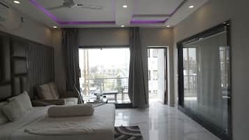 Deluxe Room with Balcony | Premium bedding, minibar, individually decorated, individually furnished