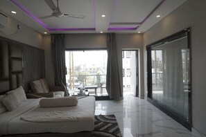 Deluxe Room with Balcony | Sängtillbehör av högsta kvalitet, minibar och individuell inredning