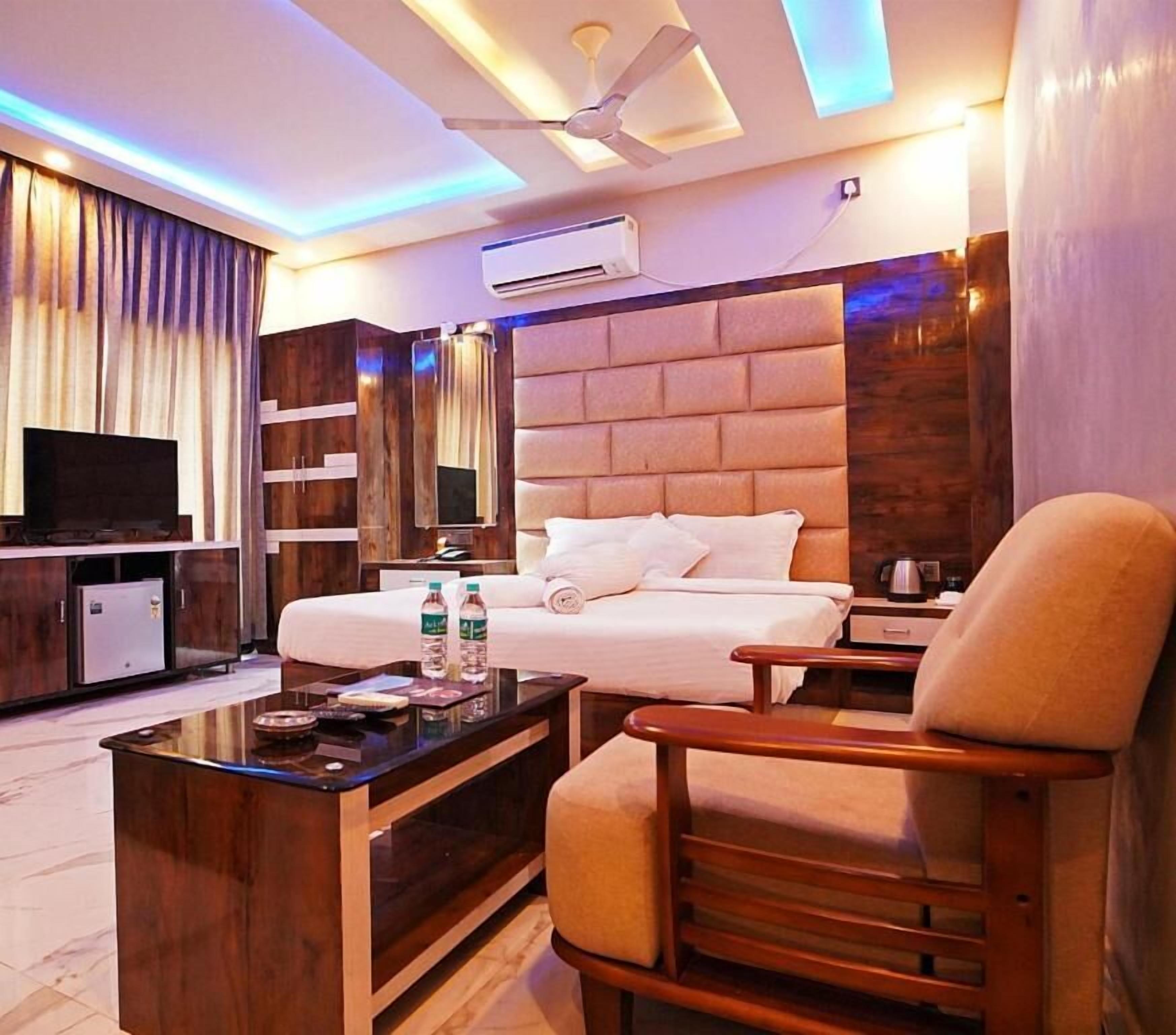 Deluxe Room with Balcony | Ylelliset vuodevaatteet, minibaari, yksilöllisesti sisustettu