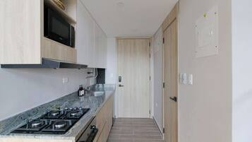 Mikrowelle, Ofen, Herdplatte, Wasserkocher mit Kaffee-/Teezubehör