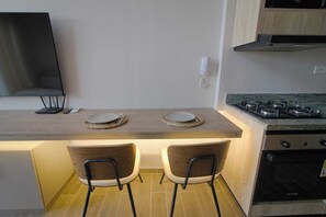 Mikrobølgeovn, ovn, kokeplater og kaffetrakter/tekoker