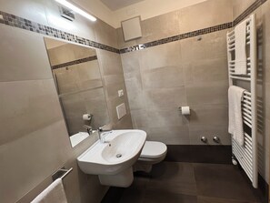 Doccia, bidet, asciugamani