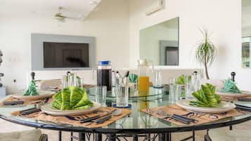 Casa de lujo, vista al mar | Comedor