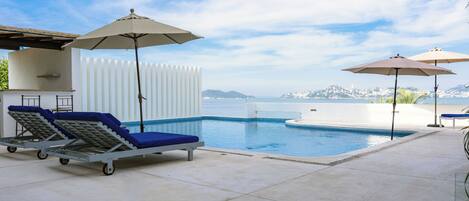 Kolam renang outdoor, dengan payung kolam renang dan kursi berjemur