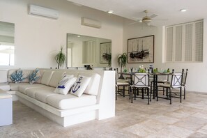 Living area - Villa Majum Ocean View Acapulco 5 BDR (Acapulco)