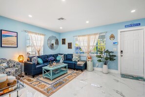 TV, fireplace - Heated Pool, Tiki Hut, Huge Yard, Bar, Walk 2 Ave (Delray Beach)