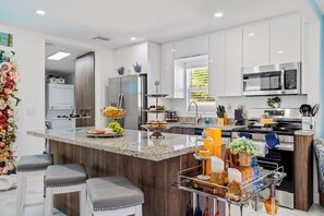 Fridge, microwave, stovetop, dishwasher - Heated Pool, Tiki Hut, Huge Yard, Bar, Walk 2 Ave (Delray Beach)