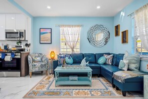 TV, fireplace - Heated Pool, Tiki Hut, Huge Yard, Bar, Walk 2 Ave (Delray Beach)