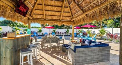 Beachy Chic Boutique Heated Pool, Tiki Hut, Bar, Steps to Atlantic Ave