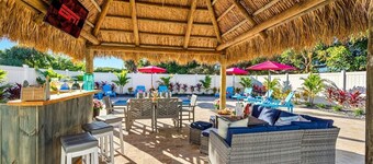 Beachy Chic Boutique Heated Pool, Tiki Hut, Bar, Steps to Atlantic Ave