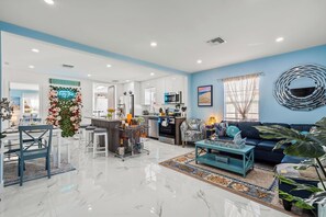 Interior - Heated Pool, Tiki Hut, Huge Yard, Bar, Walk 2 Ave (Delray Beach)
