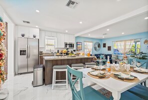 Fridge, microwave, stovetop, dishwasher - Heated Pool, Tiki Hut, Huge Yard, Bar, Walk 2 Ave (Delray Beach)