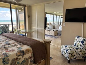 2 habitaciones, escritorio y tabla de planchar con plancha