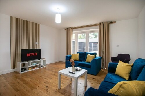 5-Br House, Sleeps 9, Free Parking, Monthly Saving