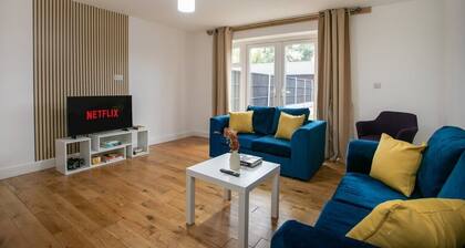 5-Br House, Sleeps 9, Free Parking, Monthly Saving