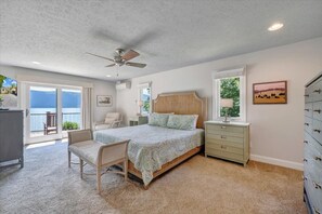 3 bedrooms, iron/ironing board, free WiFi, bed sheets - Hook & Paddle - Luxury home on SML with kayaks and private dock. (Huddleston)