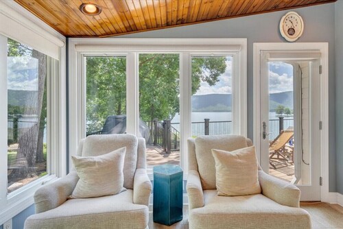 Hook & Paddle - Luxury home on SML with kayaks and private dock.