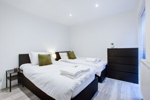6 bedrooms, iron/ironing board, free WiFi, bed sheets - Sleek & Exquisite 3 Bedroom Home (Colchester)