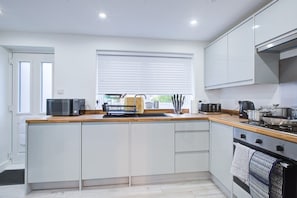 Fridge, microwave, oven, stovetop - Sleek & Exquisite 3 Bedroom Home (Colchester)