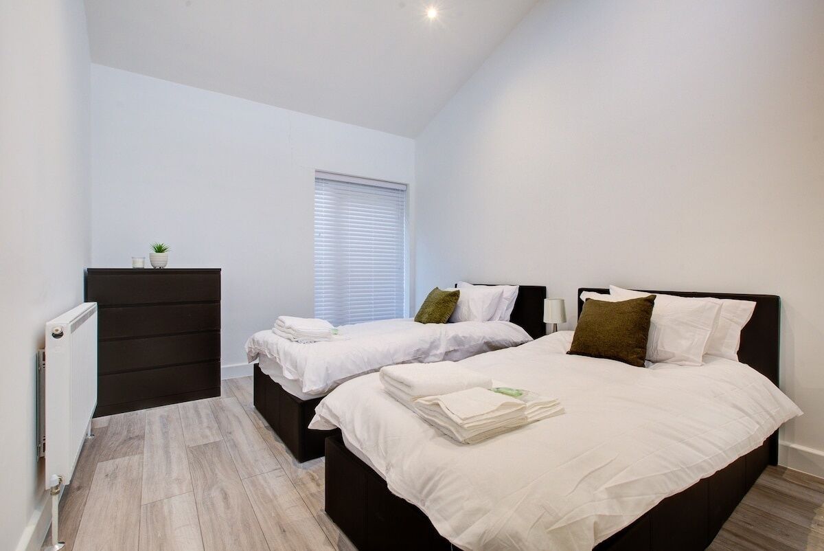 6 bedrooms, iron/ironing board, free WiFi, bed sheets