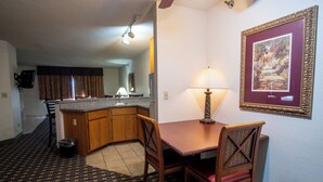 A hotel room with a dining area, a kitchen, and a living area. - Blue Way Inn & Suites Minneapolis Airport Eagan - Mall of America (Eagan)