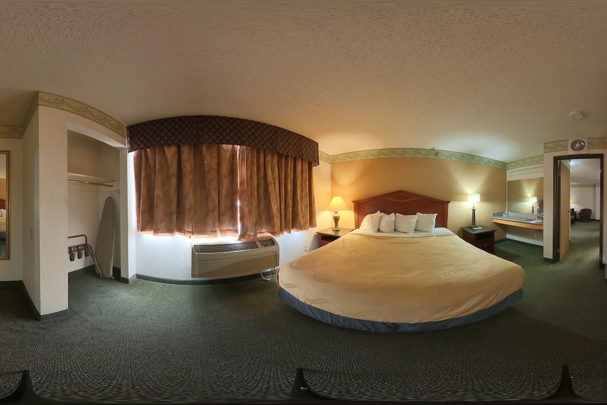 Desk, laptop workspace, free rollaway beds, bed sheets