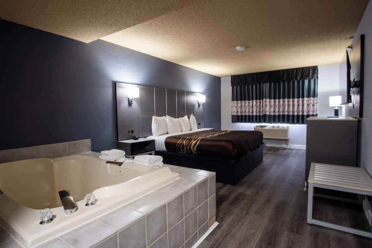 Chambre Confort, 1 trĂšs grand lit, non-fumeurs, bain Ă remous | 2 chambres, bureau, espace de travail pour ordinateur portable