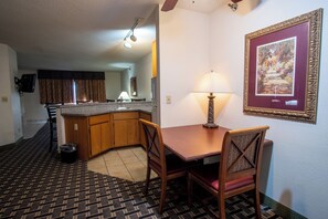 Suite, 1 kingsize-seng, ikke-røyk, massasjebadekar | Skrivebord, skrivebord for bærbar PC og ekstrasenger (inkludert)