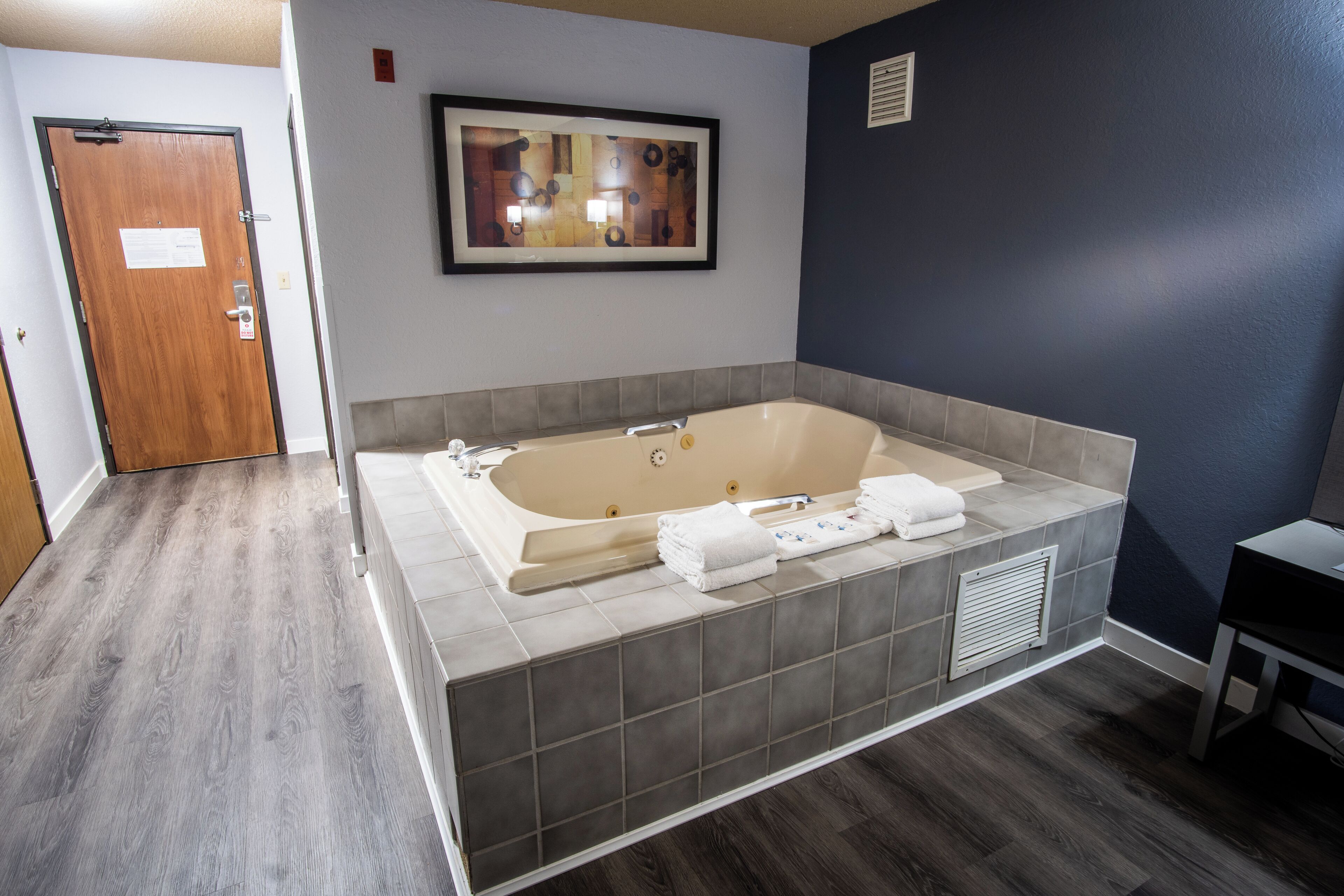 Comfort Room, 1 King Bed, Non Smoking, Hot Tub | Bathroom