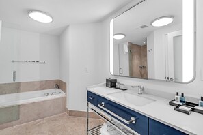 Regadera, tina de hidromasaje, secadora de cabello, bidet 