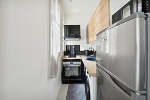 Fridge, microwave, oven, coffee/tea maker - Le Studaunien - Studio à 7min de Paris (Saint Ouen)