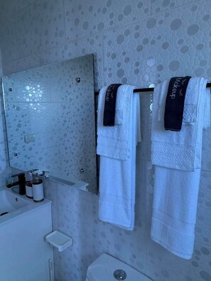 Eco-friendly toiletries, hair dryer, towels, soap - Enchanting villa with 4-Bedroom in Gaspar Hernandez
 (Gaspar Hernandez)