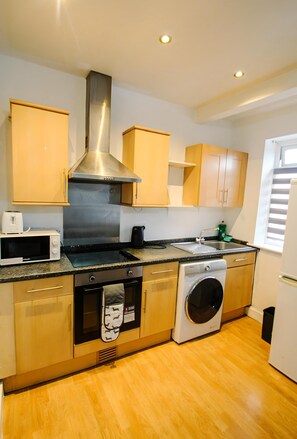 Réfrigérateur, micro-ondes, four, bouilloire électrique