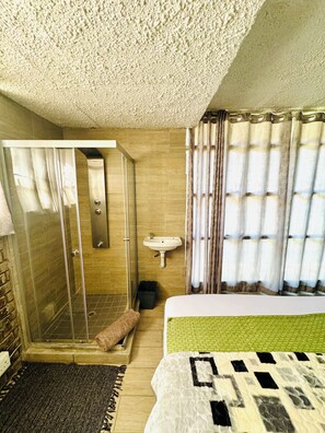2 habitaciones, tabla de planchar con plancha, wifi y ropa de cama