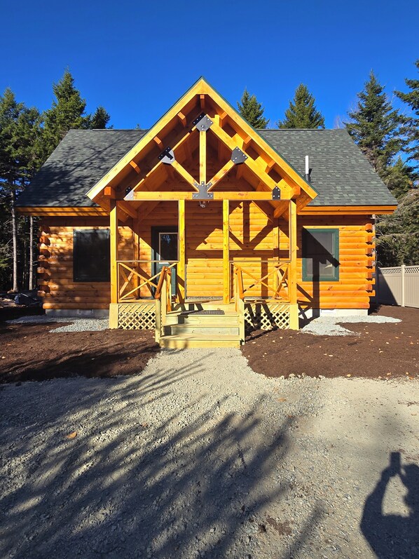 Exterior - 3-bedroom Log Cabin with AC, WiFi ,Southwest Harbor
That Rents SAT-SAT ONLY (Southwest Harbor)