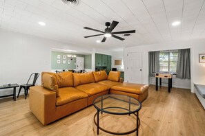 Smart TV, videojuegos, reproductor de DVD y futbolito 